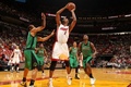 12-13NBAは12日、各地で試合が行われ、マイアミ・ヒート（Miami Heat）は109-101でボストン・セルティックス（Boston Celtics）を下した。

ボストン・セルティックスのエイブリー・ブラッドリー（Avery Bradley、左）をかわし得点を狙うマイアミ・ヒートのクリス・ボッシュ（Chris Bosh、2013年4月12日撮影）。(c)AFP/Getty Images/NBAE/Issac Baldizon