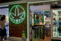 タイの首都バンコクにある大麻の小売店（2022年11月22日撮影）。(c)Jack TAYLOR / AFP