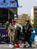 武装集団による軍事パレード襲撃が起きたイラン南西部アフワズで、負傷兵を搬送する兵士（2018年9月22日撮影）。(c)MORTEZA JABERIAN / ISNA / AFP