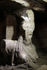 ギリシャ北部アンフィポリス（Amphipolis）近郊の古代墳墓で発見された2本のカリアテッド（女性像の柱）のうちの1本（2014年9月7日提供）。(c)AFP/GREEK MINISTRY OF CULTURE