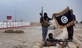 イラク・サラハディン（Salaheddin）州でイラク軍の検問所を制圧し、イスラム過激派の黒い旗を掲げるイスラム武装勢力「イラク・レバントのイスラム国（Islamic State of Iraq and the Levant、ISIL）」の戦闘員らとされる写真。イスラム過激派のウェブサイト「Welayat Salahuddin」が2014年6月11日に公開（2014年6月11日公開）。(c)AFP/HO/WELAYAT SALAHUDDIN