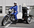 埼玉県さいたま市大宮区で披露された、バイオ燃料を使う環境に優しいTOTOのバイク「トイレバイク ネオ（Toilet Bike Neo）」の試験走行（2012年8月29日撮影）。(c)AFP/Yoshikazu TSUNO