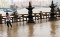 台風21号によるで雨と風に見舞われた中国・浙江省温州で傘をさす男性（2015年9月29日撮影）。(c)AFP