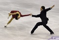 15-16フィギュアスケート、グランプリ（GP）ファイナル、ペア・ショートプログラム（SP）。演技に臨む川口悠子/アレクサンドル・スミルノフ組（2015年12月10日撮影）。(c)AFP/LLUIS GENE