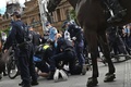 ロックダウンに抗議するデモの参加者を拘束する警官ら。豪シドニーで（2021年7月24日撮影）。(c)Steven SAPHORE / AFP