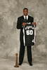 2009年のバスケットボール殿堂（%%Basketball Hall of Fame%%）入り式典が11日、マサチューセッツ（Massachusetts）州スプリングフィールド（springfield）のシンフォニーホール（Symphony Hall）で行なわれ、マイケル・ジョーダン（%%Michael Jordan%%）氏らが殿堂入りした。写真はポートレート撮影に臨むデヴィッド・ロビンソン（%%David Robinson%%）氏。（2009年9月11日撮影）(c)AFP/Getty Images/NBAE/Nathaniel S. Butler