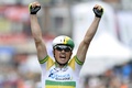 自転車ロードレース、第100回リエージュ～バストーニュ～リエージュ（100th Liege-Bastogne-Liege）。優勝を喜ぶオリカ・グリーンエッジ・サイクリングチーム（Orica GreenEDGE Cycling Team）のサイモン・ゲランス（Simon Gerrans、2014年4月27日撮影）。(c)AFP/BELGA/BENOIT DOPPAGNE