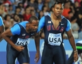 第13回世界陸上大邱大会（13th IAAF World Championships in Athletics Daegu）は4日、男子4×100メートルリレー決勝が行われ、ジャマイカが37秒04の世界新記録で金メダルを獲得した。

レース中に転倒し、第4走者のウォルター・ディックス（Walter Dix、右）に抱き起こされる米国の第3走者のダービス・パットン（Darvis Patton、2011年9月4日撮影）。(c)AFP/KIM JAE-HWAN