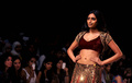 インド・ムンバイ（Mumbai）市内で開催されたラクメ・ファッション・ウィーク（Lakme Fashion Week）で発表された、デザイナーArchana Kochharの13年秋冬コレクション（2013年8月27日撮影）。(c)AFP