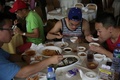 香港・西貢のレストランで食事をする人たち（2015年7月26日撮影）。(c)AFP/ISAAC LAWRENCE