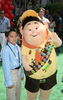 ピクサー（Pixar）の新作アニメ『カールじいさんの空飛ぶ家（Up）』のプレミア上映会が16日、米カリフォルニア州（California）ロサンゼルス（Los Angeles）のエル・キャピタン（El Capitan）劇場で開催され、主要キャラクターたちが集合した。写真は、キャラクターのラッセル（Russell）とその声を担当したジョーダン・ナガイ（Jordan Nagai、2009年5月16日撮影）。(c)AFP/VALERIE MACON