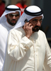 アラブ首長国連邦（UAE）のドバイ（Dubai）で11日、完成時には高さ900メートルで世界一高い建造物となる「ブルジュ・ドバイ（Burj Dubai）」を、同国副大統領兼首相兼国防相でドバイ首長のムハンマド・ビン・ラシド・マクトム（Mohammad bin Rashed al-Maktoum）氏が視察した（2009年4月11日撮影）。(c)AFP/KARIM SAHIB