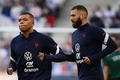 UEFAネーションズリーグ、リーグA・グループ1、フランス対クロアチア。試合前のウオーミングアップに臨むフランスのカリム・ベンゼマ（右）とキリアン・エムバペ（2022年6月13日撮影）。(c)Franck FIFE / AFP