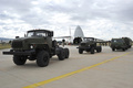 トルコの首都アンカラにある空軍基地で、地対空ミサイルシステム「S400」を搭載したロシア軍輸送機からの積み下ろし作業の様子。トルコ国防省提供（2019年7月12日撮影・提供）。(c)AFP PHOTO / TURKISH DEFENCE MINISTRY