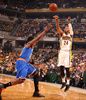 12-13NBAは14日、カンファレンス準決勝（7回戦制）が行われ、インディアナ・ペイサーズ（Indiana Pacers）は93-82でニューヨーク・ニックス（New York Knicks）に勝利し、対戦成績を3勝1敗とした。

ジャンプシュートを放つインディアナ・ペイサーズのポール・ジョージ（Paul George、右、2013年5月14日撮影）。(c)AFP/Getty Images/NBAE/Nathaniel S. Butler