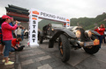 1913年型フォード・モデルT（Ford Model T）やベントレー（Bentley）、マスタング（Mustang）など100台近くのビンテージカーやクラシックカーが28日、中国・北京（Beijing）から仏パリ（Paris）までの1か月の旅に向け、万里の長城（Great Wall）を出発した。

「北京－パリ・モーターチャレンジ（Peking to Paris Motor Challenge）」と呼ばれるイベントで、モンゴルのゴビ砂漠、ロシアを横断してウクライナに入り、スロバキア、オーストリア、スイスを経由してフランスに到着する予定。参加者は、33日間かけて1日当たり数百キロを走り、1万2000キロ以上の距離を走破する（2013年5月28日撮影）。(c)AFP