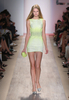 ニューヨーク市内で発表されたエルベ・レジェ バイ マックスアズリア（Herve Leger By Max Azria）の09年春夏コレクション（2008年9月7日撮影）。(c)AFP/Getty Images/Scott Gries
