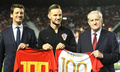 UEFAネーションズリーグ、リーグA・グループ4、スペイン対クロアチア。代表通算100試合出場の記念ユニホームを手にするクロアチアのイヴァン・ラキティッチ（中央、2018年9月11日撮影）。(c)JOSE JORDAN / AFP