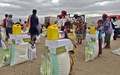 イエメン西部ホデイダの戦闘地帯に近いヘイズで、クウェートの人道支援団体より寄付された食料を受け取る避難民（2021年2月22日撮影）。(c)Khaled ZIAD / AFP