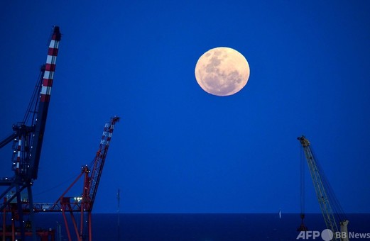 月に2度目の満月「ブルームーン」ハロウィーンの夜に観測 写真18枚