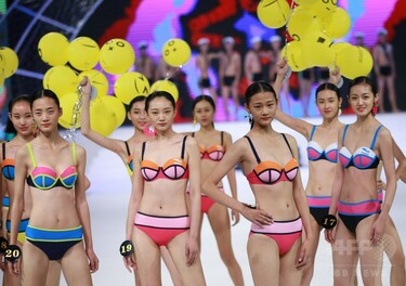 中国でファッションモデルコンテスト、水着審査も 写真5枚 国際