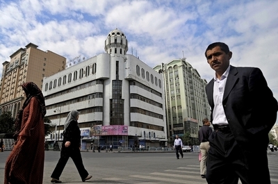 暴動起きた新疆ウイグル自治区、外部との通信遮断続く