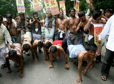 インドの大学生が上半身裸で抗議活動、雇用機会拡大など求め