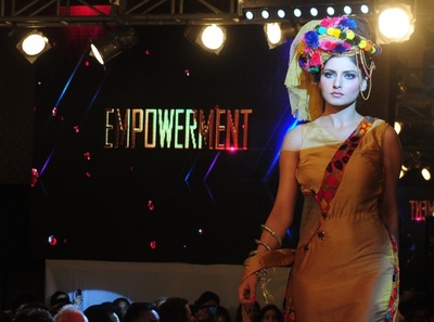 パキスタン・カラチで国際労働機関主催のファッションショー