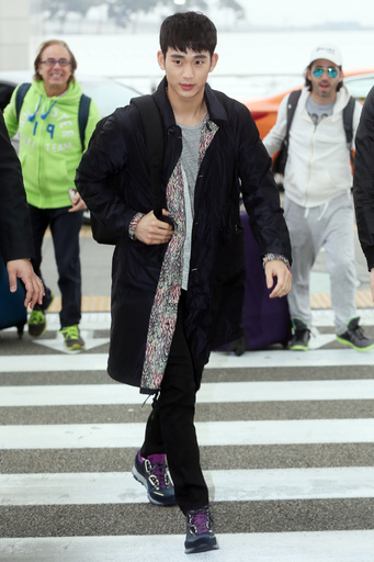 キム・スヒョン、ファンとの交流イベントのためタイへ出発