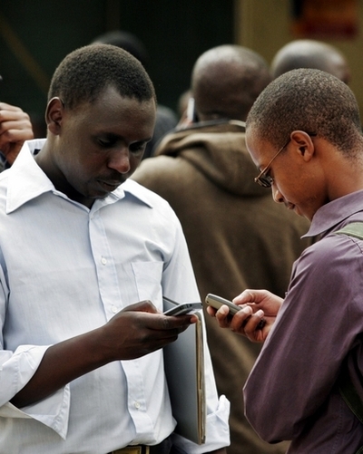 「携帯電話に出ると脳内出血で死ぬ」、アジアではやった都市伝説か ケニア
