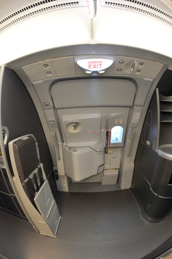 着陸直前の旅客機でドア開放を試みる、乗客の男を拘束 インド