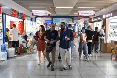 コロナ禍に揺れる「100円ショップの里」 中国・義烏市の卸売市場