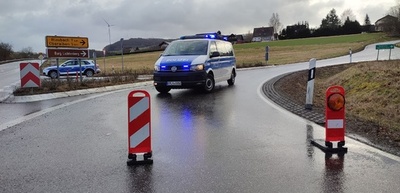 独で検問中の警官2人射殺 容疑者2人拘束