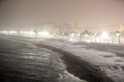 南仏ニースのビーチも銀世界に…欧州見舞った寒波の影響で