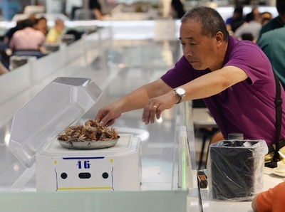 ウエーターはロボット、中国アリババのレストラン