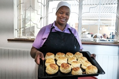 旧宗主国・英国のスコーン、ジンバブエ朝食の定番に