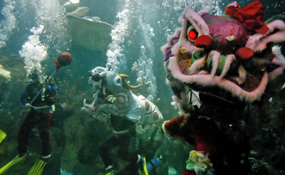 インドネシアで水中の春節お祝い ‐ インドネシア