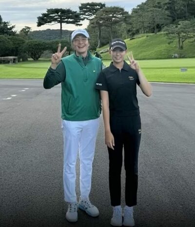 韓国俳優ペ・ヨンジュン、ゴルフ場で近況…白髪姿で満面の笑み