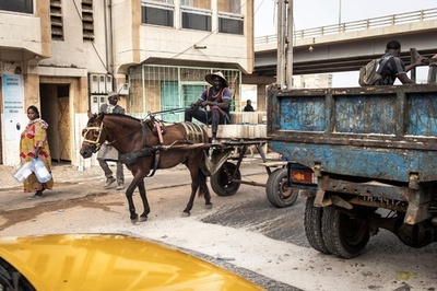 首都の「邪魔者」出稼ぎ馬車 セネガル