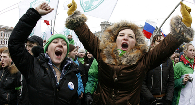 ロシア大統領選、モスクワでメドベージェフ氏の勝利を祝う人々