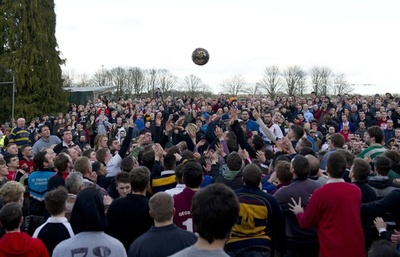 住民総出のフットボール大会、試合会場は町全体 英