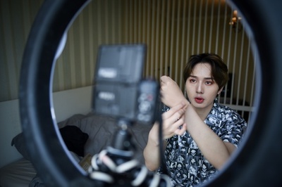 中国で男性化粧品ブーム、存在感高まる美男ブロガーたち【再掲】