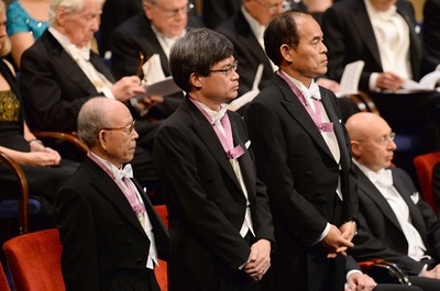 ノーベル物理学賞の赤崎・天野・中村3氏、授賞式に出席