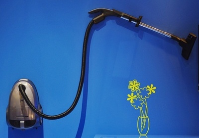 掃除機で40万円吸引し盗む、イタリアGS精算機