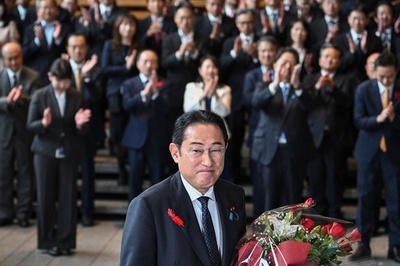 岸田首相、退任 花束受け取り官邸をあとに