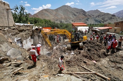 イラン各地で洪水、死者80人に