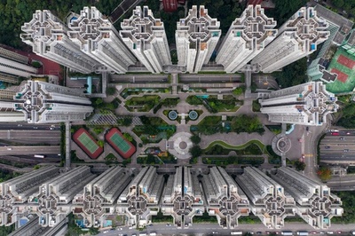 【写真特集】水、緑、コンクリートが調和──空から見た香港の住宅地