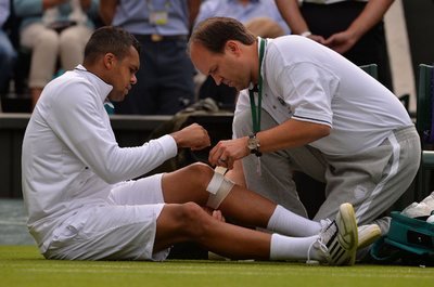 ツォンガ、ひざの負傷で2回戦を途中棄権 ウィンブルドン選手権