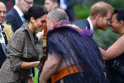 ヘンリー英王子とメーガン妃がNZへ、先住民マオリの歓迎受ける