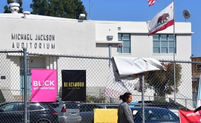 米小学校の「マイケル・ジャクソン講堂」、保護者らが名称の是非問い投票